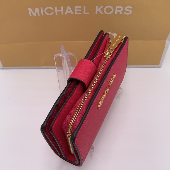 MICHAEL KORS
Md Jet Set Travel Crossgrain Leather Bifold Zip Wallet
El Pink
NWT - Picture 8 of 16